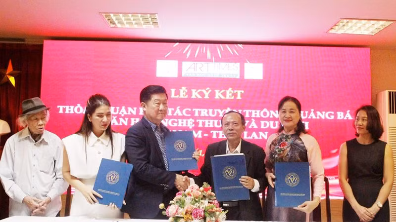 Lễ ký kết thỏa thuận hợp tác giữa lãnh đạo Thời báo Văn học nghệ thuật Việt Nam và Tập đoàn Sol Thái Lan.
