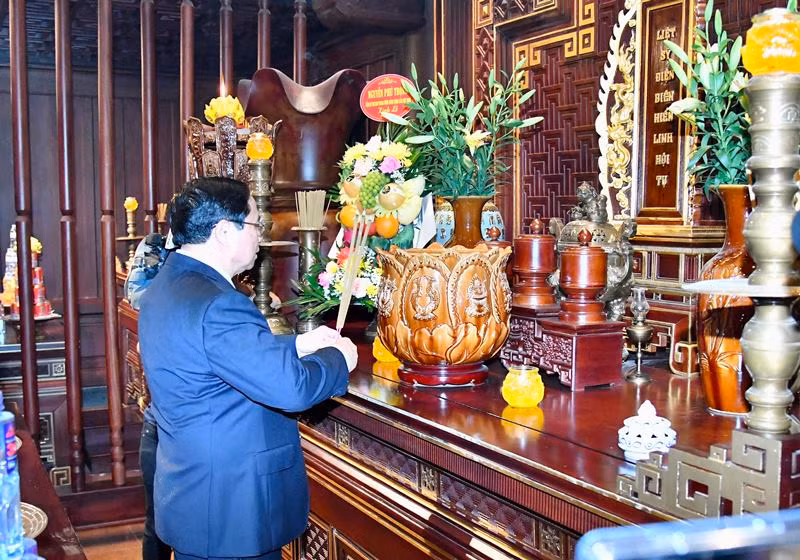 Thủ tướng Phạm Minh Chính dâng hương tưởng niệm các Anh hùng, liệt sĩ. (Ảnh: Thanh Giang)