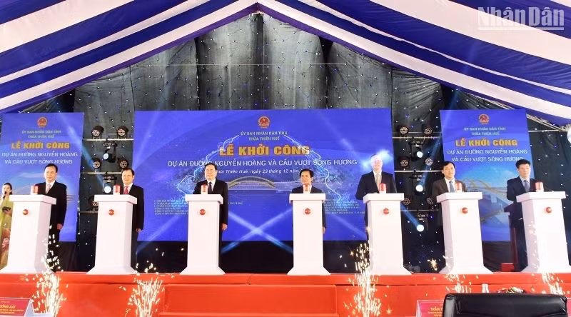 Phó Chủ tịch Thường trực Quốc hội Trần Thanh Mẫn cùng các đại biểu ấn nút khởi công dự án đường Nguyễn Hoàng và cầu vượt qua sông Hương. 