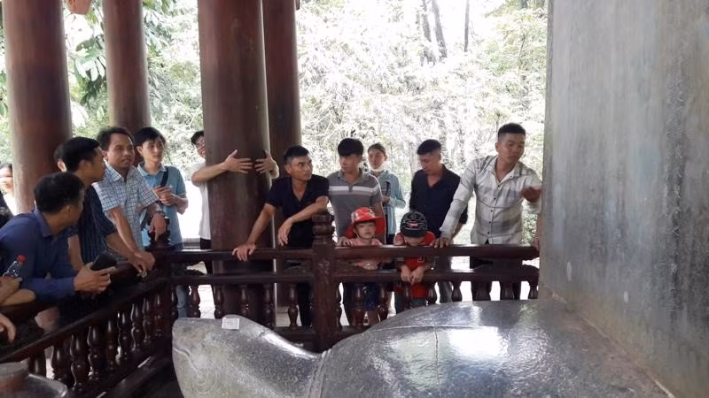 Du khách tham quan Bia Vĩnh Lăng khắc ghi công đức của Lê Thái Tổ.