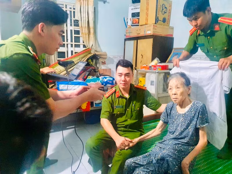 Tổ cấp căn cước công dân lưu động phục vụ yêu cầu của nhân dân trong tỉnh. Tổ cấp căn cước công dân lưu động phục vụ yêu cầu của nhân dân trong tỉnh.