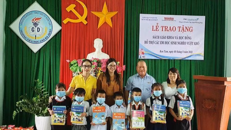 Trao sách giáo khoa cho học sinh Trường Tiểu học Cao Bá Quát. 