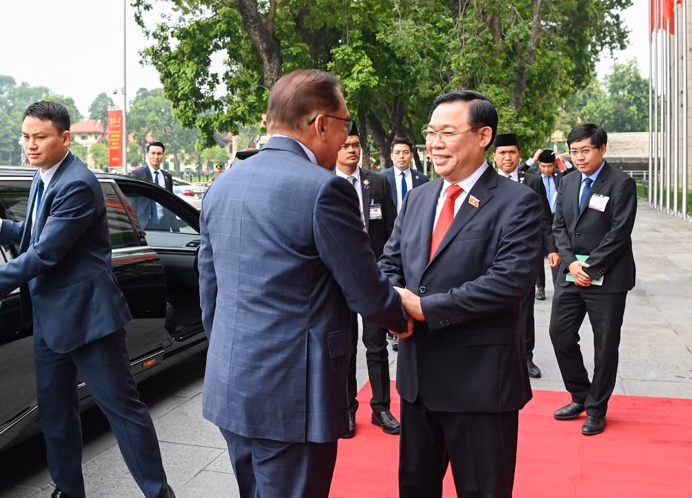 Chủ tịch Quốc hội Vương Đình Huệ nồng nhiệt chào mừng Thủ tướng Malaysia Anwar Ibrahim. Chủ tịch Quốc hội Vương Đình Huệ nồng nhiệt chào mừng Thủ tướng Malaysia Anwar Ibrahim.
