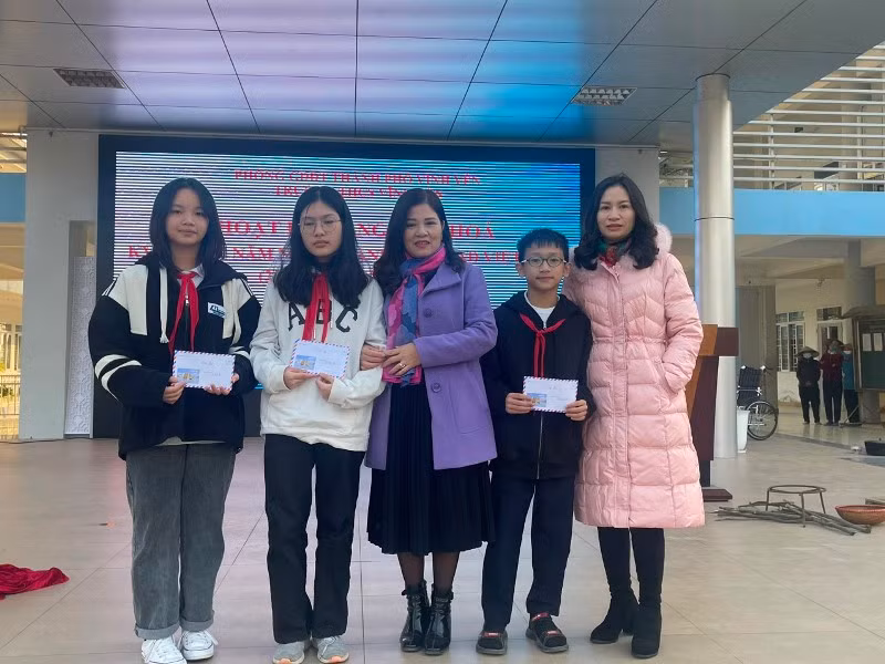 Hiệu trưởng Triệu Thị Thanh Hà (giữa) tặng quà cho học sinh tham gia hoạt động ngoại khóa. Hiệu trưởng Triệu Thị Thanh Hà (giữa) tặng quà cho học sinh tham gia hoạt động ngoại khóa.