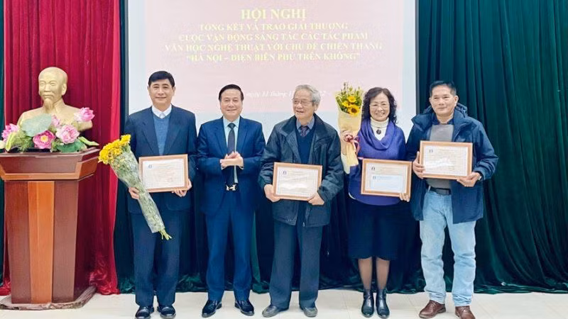 Trao giải Đặc biệt cho nhóm tác giả thực hiện phim tài liệu “Sinh năm 1972”.