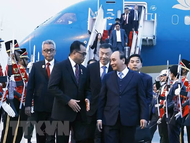 Lễ đón Chủ tịch nước Nguyễn Xuân Phúc tại sân bay quốc tế Soekarno-Hatta, Jakarta, Indonesia. (Ảnh: Thống Nhất/TTXVN) 