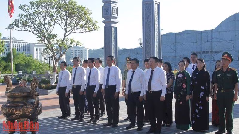 Lãnh đạo tỉnh Sơn La dâng hương tại Đền thờ Bác Hồ. 