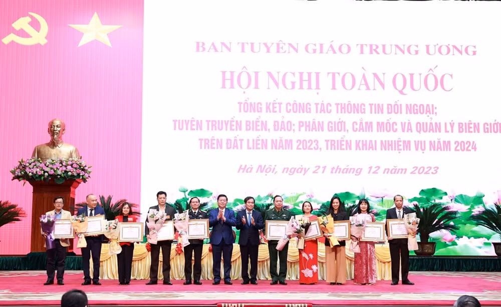 Trưởng Ban Tuyên giáo Trung ương Nguyễn Trọng Nghĩa trao Bằng khen cho các tập thể có thành tích xuất sắc. (Ảnh: Phương Hoa - TTXVN) Trưởng Ban Tuyên giáo Trung ương Nguyễn Trọng Nghĩa trao Bằng khen cho các tập thể có thành tích xuất sắc. (Ảnh: Phương Hoa - TTXVN)