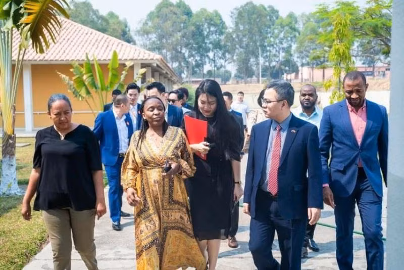 Đại sứ Dương Chính Chức và đoàn công tác thăm nhà dưỡng lão Huambo, nơi cộng đồng người Việt ở tỉnh thường xuyên hỗ trợ. (Nguồn ảnh: Đại sứ quán Việt Nam tại Angola)