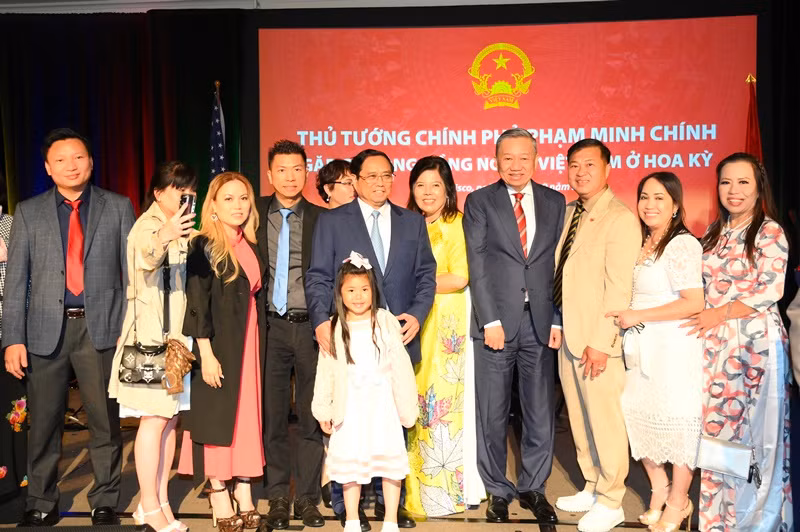 Thủ tướng Phạm Minh Chính và các đồng chí lãnh đạo chụp ảnh lưu niệm với bà con cộng đồng người Việt Nam tại Hoa Kỳ. Thủ tướng Phạm Minh Chính và các đồng chí lãnh đạo chụp ảnh lưu niệm với bà con cộng đồng người Việt Nam tại Hoa Kỳ.