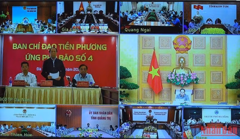 Phó Thủ tướng Lê Văn Thành báo cáo về tình bão Noru tại Ban Chỉ huy tiền phương. Phó Thủ tướng Lê Văn Thành báo cáo về tình bão Noru tại Ban Chỉ huy tiền phương.