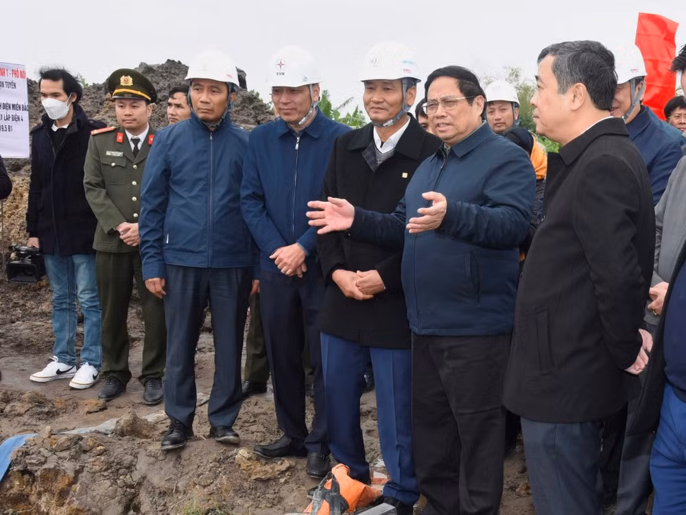 Thủ tướng Phạm Minh Chính và đoàn công tác thị sát công trình thi công móng cột vị trí 201 trên địa bàn xã Châu Sơn, huyện Quỳnh Phụ, Thái Bình. Thủ tướng Phạm Minh Chính và đoàn công tác thị sát công trình thi công móng cột vị trí 201 trên địa bàn xã Châu Sơn, huyện Quỳnh Phụ, Thái Bình.