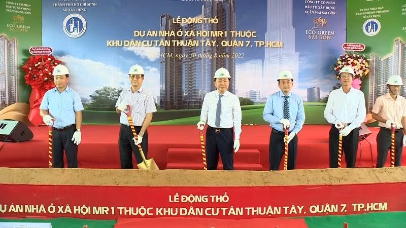 Đại diện Sở Xây dựng, UBND quận 7 và chủ đầu tư thực hiện nghi thức động thổ dự án nhà ở xã hội.