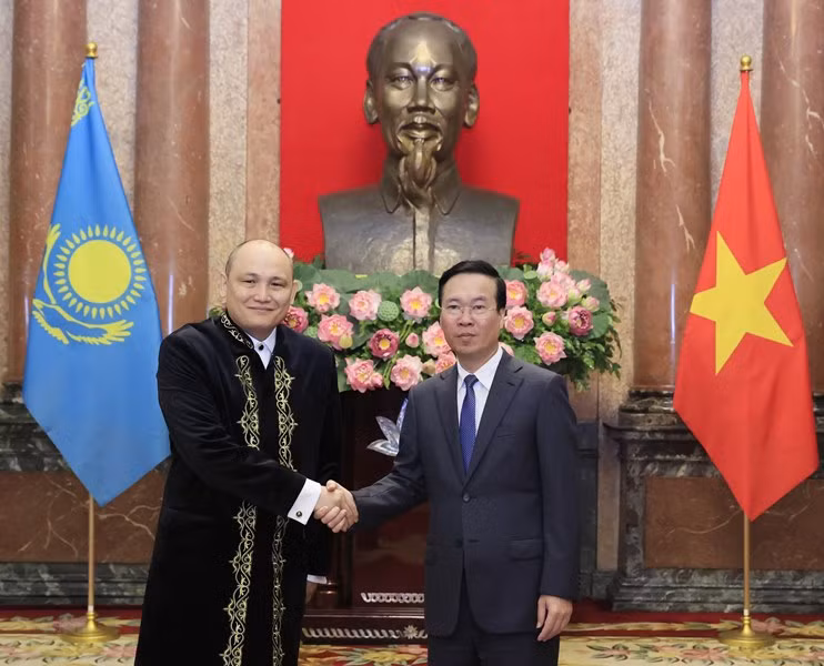 Chủ tịch nước Võ Văn Thưởng với Đại sứ Kazakhstan Kanat Tumysh. (Ảnh: Thống Nhất/TTXVN) Chủ tịch nước Võ Văn Thưởng với Đại sứ Kazakhstan Kanat Tumysh. (Ảnh: Thống Nhất/TTXVN)