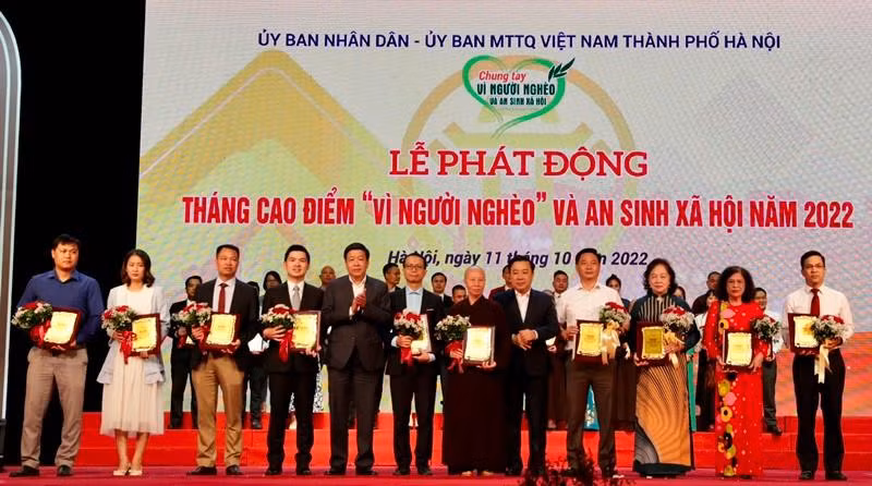 Ông Đỗ Vinh Quang, Phó Chủ tịch HĐQT Tập đoàn T&T Group (thứ tư từ trái sang) được vinh danh bởi những đóng góp tích cực trong hoạt động an sinh xã hội của Thủ đô. Ông Đỗ Vinh Quang, Phó Chủ tịch HĐQT Tập đoàn T&T Group (thứ tư từ trái sang) được vinh danh bởi những đóng góp tích cực trong hoạt động an sinh xã hội của Thủ đô.