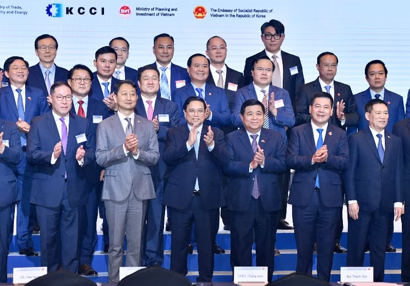 Thủ tướng Phạm Minh Chính chụp ảnh lưu niệm với các đại biểu tại Diễn đàn. Thủ tướng Phạm Minh Chính chụp ảnh lưu niệm với các đại biểu tại Diễn đàn.