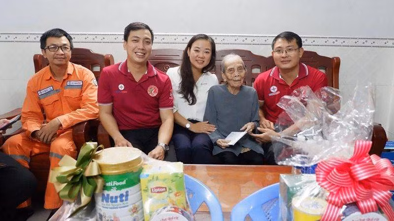 Phó Chủ tịch Công đoàn EVNHCMC Đặng Mỹ Ly (giữa) thăm hỏi Mẹ Việt Nam Anh hùng Nguyễn Thị Lai (quận 8).