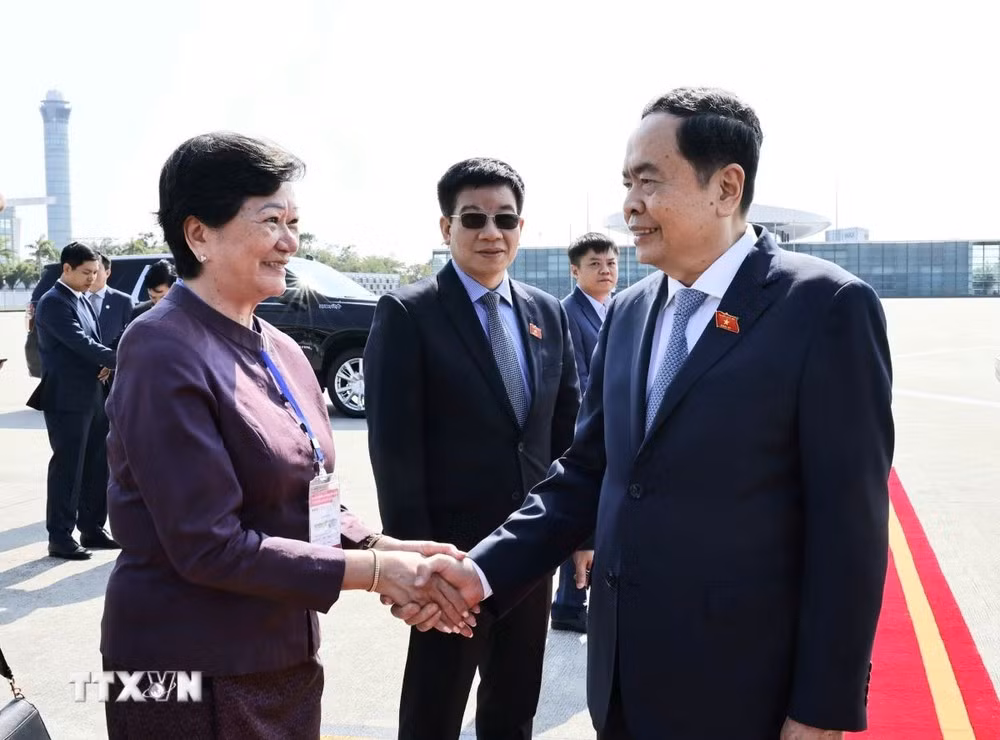 Đại sứ Campuchia Chea Kimtha tiễn Chủ tịch Quốc hội Trần Thanh Mẫn tại Sân bay quốc tế Nội Bài. (Ảnh: Doãn Tấn/TTXVN) Đại sứ Campuchia Chea Kimtha tiễn Chủ tịch Quốc hội Trần Thanh Mẫn tại Sân bay quốc tế Nội Bài. (Ảnh: Doãn Tấn/TTXVN)