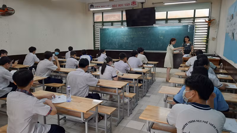 Các thí sinh tại điểm thi Trường trung học phổ thông Trưng Vương, quận 1, Thành phố Hồ Chí Minh chuẩn bị thi môn Ngữ văn.