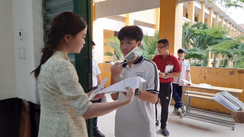 Các thí sinh làm thủ tục vào phòng thi. 