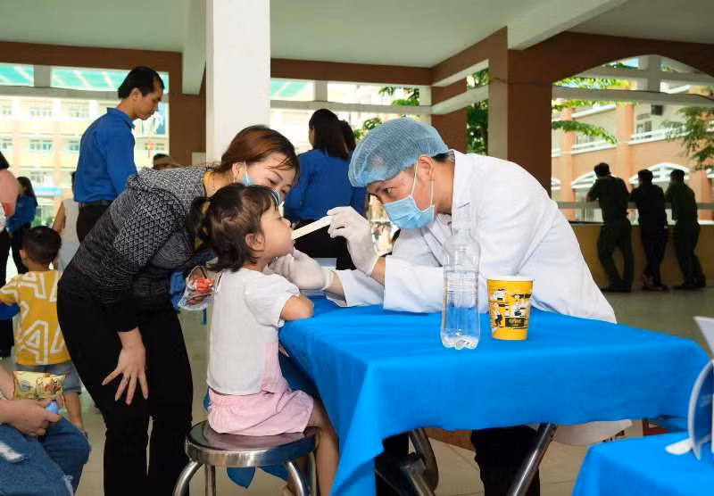 Trẻ em trên địa bàn huyện Bình Chánh được khám bệnh miễn phí. Trẻ em trên địa bàn huyện Bình Chánh được khám bệnh miễn phí.