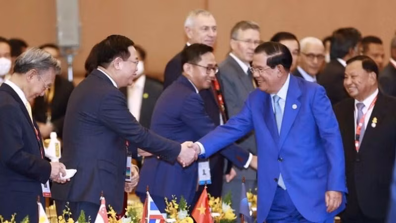 Chủ tịch Quốc hội Vương Đình Huệ và Thủ tướng Campuchia Samdech Techo Hun Sen tại Lễ khai mạc AIPA-43. (Ảnh: Doãn Tấn/TTXVN)