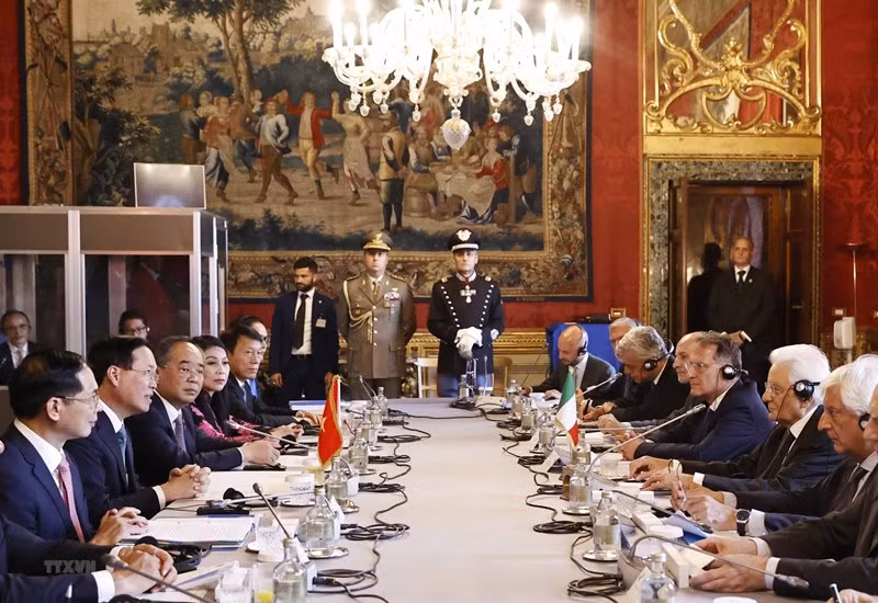 Chủ tịch nước Võ Văn Thưởng và Tổng thống Cộng hòa Italy Sergio Mattarella hội đàm sau lễ đón. (Ảnh: TTXVN)