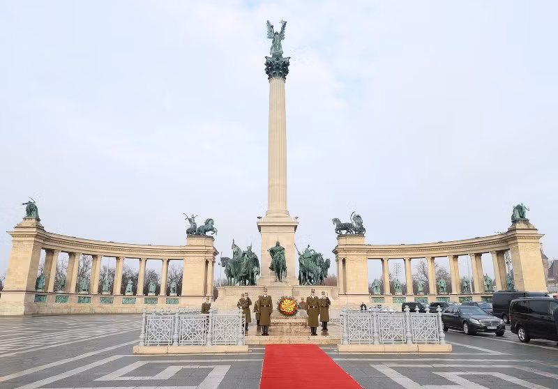 Quảng trường Anh hùng.