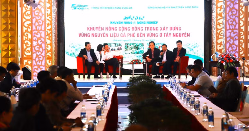 Các diễn giả trả lời các câu hỏi của các doanh nghiệp, khuyến nông viên ở cơ sở. Các diễn giả trả lời các câu hỏi của các doanh nghiệp, khuyến nông viên ở cơ sở.