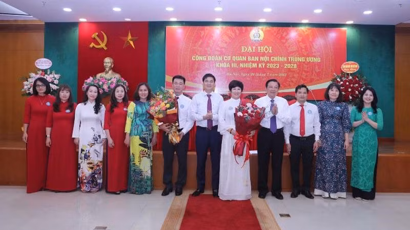 Các đồng chí Phan Đình Trạc, Ủy viên Bộ chính trị, Bí thư Trung ương Đảng, Trưởng Ban Nội chính Trung ương; Ngọ Duy Hiểu, Phó Chủ tịch Tổng Liên đoàn Lao động Việt Nam, Chủ tịch Công đoàn viên chức Việt Nam, chúc mừng Ban Chấp hành Công đoàn Cơ quan Ban Nội chính Trung ương khóa III, nhiệm kỳ 2023-2028. (Ảnh: Đặng Phước)