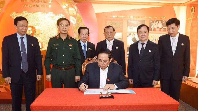 Thủ tướng Phạm Minh Chính ghi lưu bút sổ vàng tại Phòng truyền thống Hội Cựu chiến binh Việt Nam. Thủ tướng Phạm Minh Chính ghi lưu bút sổ vàng tại Phòng truyền thống Hội Cựu chiến binh Việt Nam.