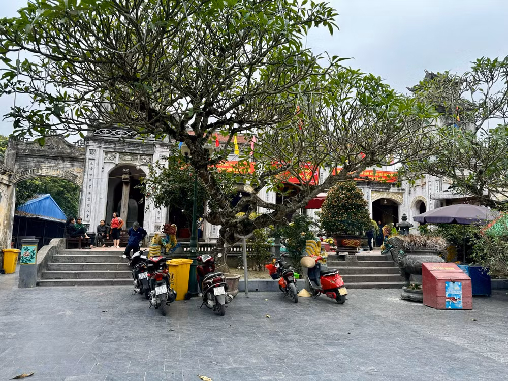 Ngay sau khi các ngành chức năng tỉnh Nam Định quyết liệt vào cuộc, hoạt động “đóng ấn, thu tiền” và đổi tiền lẻ tại di tích đền Bảo Lộc, xã Mỹ Phúc, huyện Mỹ Lộc đã được kịp thời chấn chỉnh. Ảnh: Trần Khánh Ngay sau khi các ngành chức năng tỉnh Nam Định quyết liệt vào cuộc, hoạt động “đóng ấn, thu tiền” và đổi tiền lẻ tại di tích đền Bảo Lộc, xã Mỹ Phúc, huyện Mỹ Lộc đã được kịp thời chấn chỉnh. Ảnh: Trần Khánh