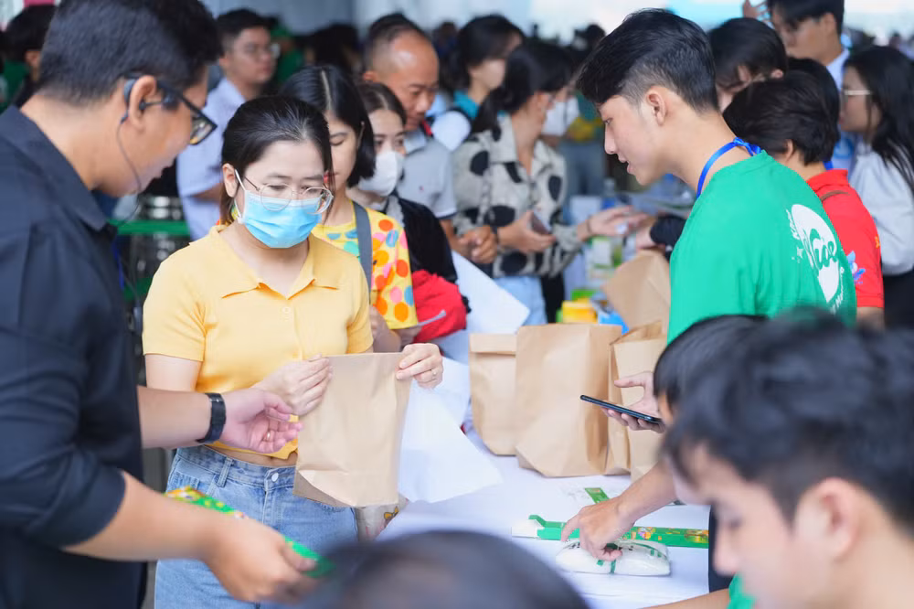 Sau khi có kết quả khám, người dân được phát thuốc miễn phí theo đơn. Ảnh Hiền Hà.