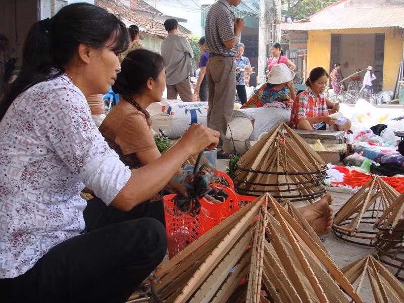 Nghề làm nón lá làng Chuông, xã Phương Trung, huyện Thanh Oai (Hà Nội). Nghề làm nón lá làng Chuông, xã Phương Trung, huyện Thanh Oai (Hà Nội).