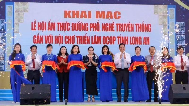 Nghi thức cắt băng khai mạc Lễ hội ẩm thực đường phố-Làng nghề truyền thống gắn với Hội chợ triển lãm OCOP tỉnh Long An năm 2022.