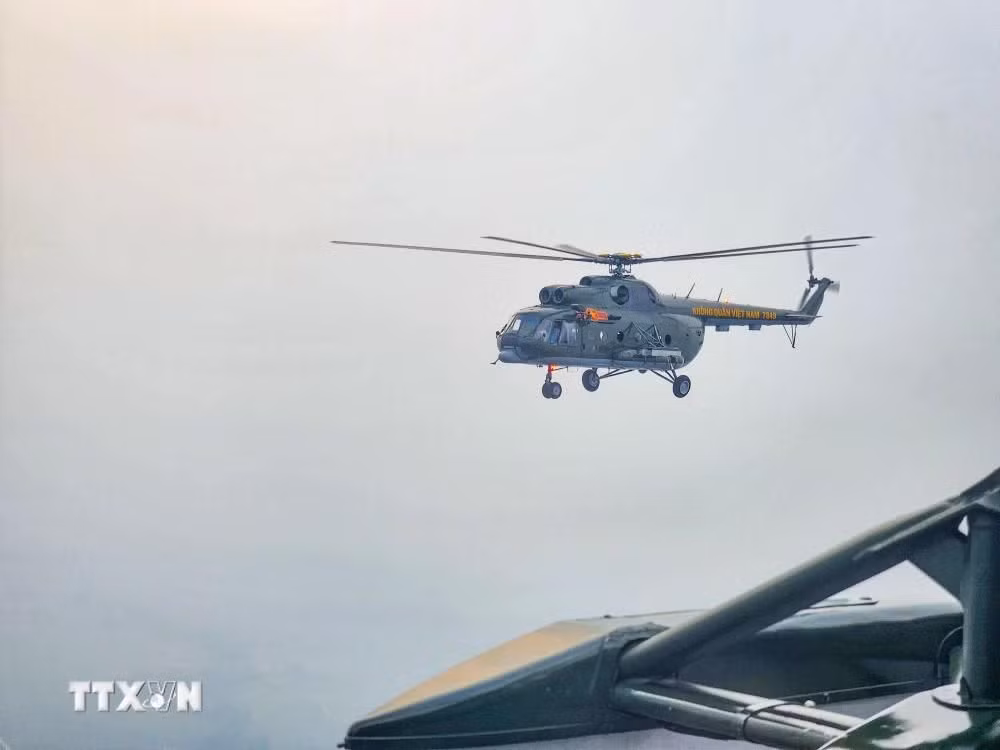 Trực thăng của Không quân Việt Nam bay hợp luyện tại Điện Biên. (Ảnh: Xuân Tư/TTXVN)