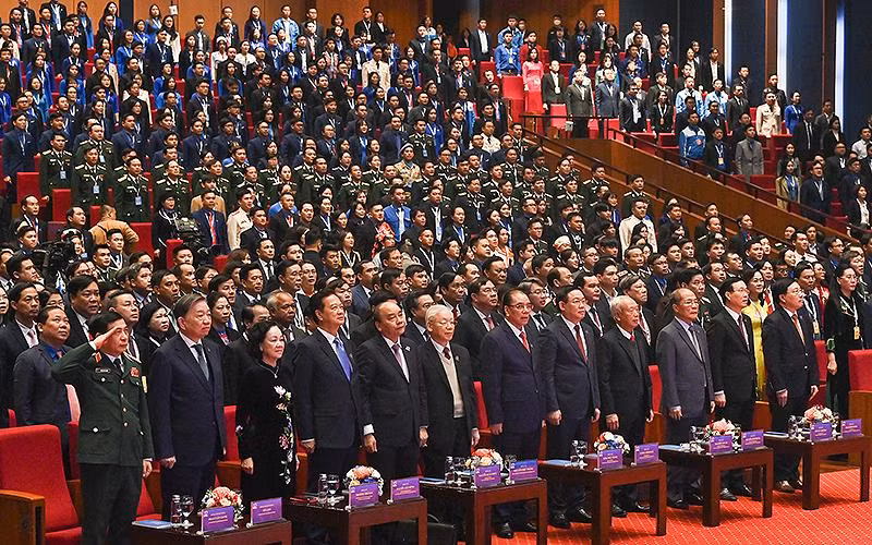 Các đồng chí lãnh đạo, nguyên lãnh đạo Đảng, Nhà nước thực hiện nghi thức chào cờ. Các đồng chí lãnh đạo, nguyên lãnh đạo Đảng, Nhà nước thực hiện nghi thức chào cờ.