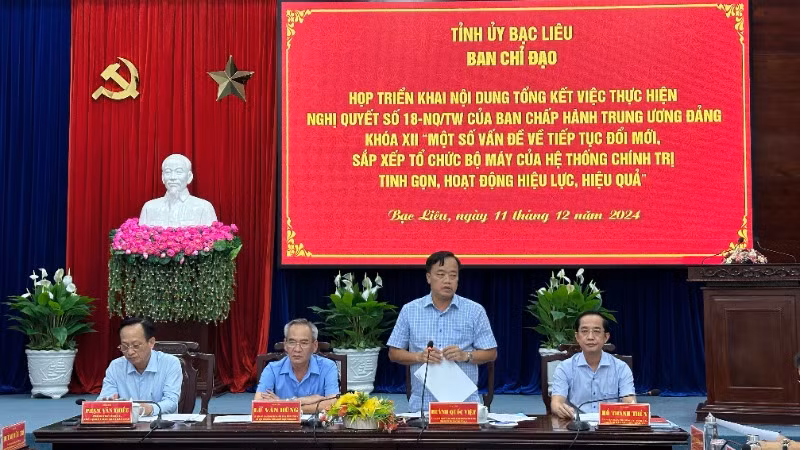 Đồng chí Huỳnh Quốc Việt, Ủy viên dự khuyết Trung ương Đảng, Phó Bí thư Thường trực Tỉnh ủy Bạc Liêu, phát biểu ý kiến tại cuộc họp. Ảnh: TRỌNG DUY