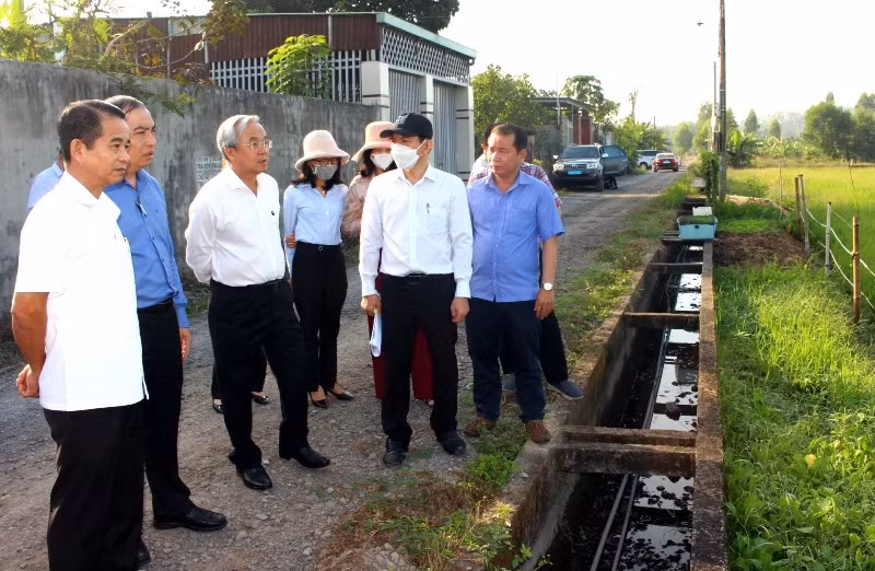 Thường trực HĐND tỉnh Đồng Nai khảo sát khu vực thực hiện khu tái định cử ở thành phố Biên Hòa. (Ảnh: Thiên Vương)
