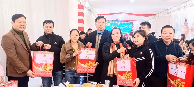 Công đoàn Khu kinh tế và các Khu công nghiệp tỉnh Thái Bình tặng quà Tết công nhân lao động có hoàn cảnh khó khăn. Ảnh: Mai Tú Công đoàn Khu kinh tế và các Khu công nghiệp tỉnh Thái Bình tặng quà Tết công nhân lao động có hoàn cảnh khó khăn. Ảnh: Mai Tú
