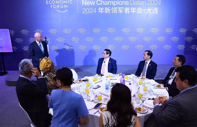 Giáo sư Klaus Schwab, Nhà sáng lập kiêm Chủ tịch Điều hành WEF phát biểu tại phiên đối thoại.