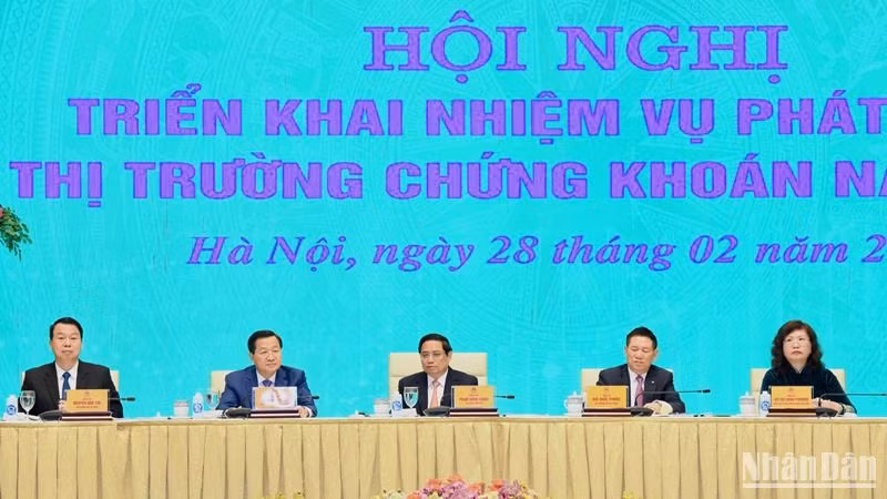 Thủ tướng Phạm Minh Chính dự và chỉ đạo hội nghị.