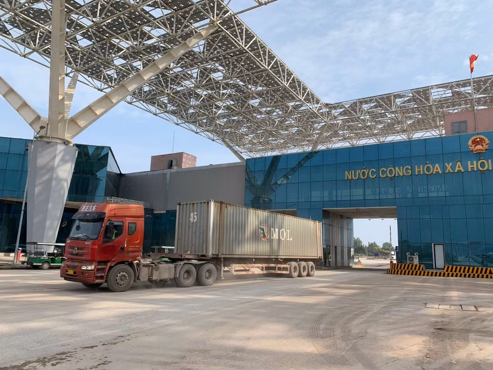 Phương tiện chở hàng hóa xuất nhập khẩu thông quan qua Cửa khẩu Bắc Luân II, thành phố Móng Cái (Quảng Ninh). (Ảnh: Lương Quang Thọ)