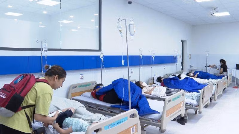 Học sinh Trường Ischool Nha Trang đang được chăm sóc tại bệnh viện. (Ảnh: NGỌC HÒA) 