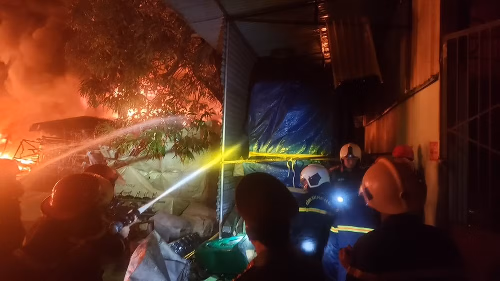 Lực lượng chức năng nỗ lực dập lửa. Ảnh: TTXVN
