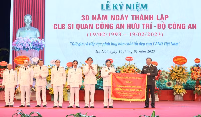 Bộ trưởng Công an Tô Lâm trao bức trướng với 8 chữ vàng “Trung thành - Tâm huyết - Đoàn kết - Gương mẫu” tặng Câu lạc bộ sĩ quan Công an hưu trí Bộ Công an. Bộ trưởng Công an Tô Lâm trao bức trướng với 8 chữ vàng “Trung thành - Tâm huyết - Đoàn kết - Gương mẫu” tặng Câu lạc bộ sĩ quan Công an hưu trí Bộ Công an.