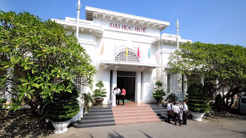 Đại học Huế có tên trong bảng xếp hạng QS WUR. Đại học Huế có tên trong bảng xếp hạng QS WUR.