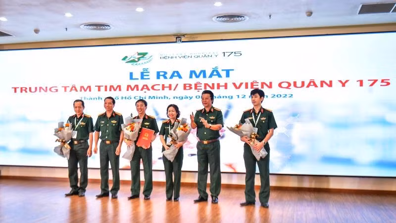Trao quyết định thành lập Trung tâm Tim mạch thuộc Bệnh viện Quân y 175.