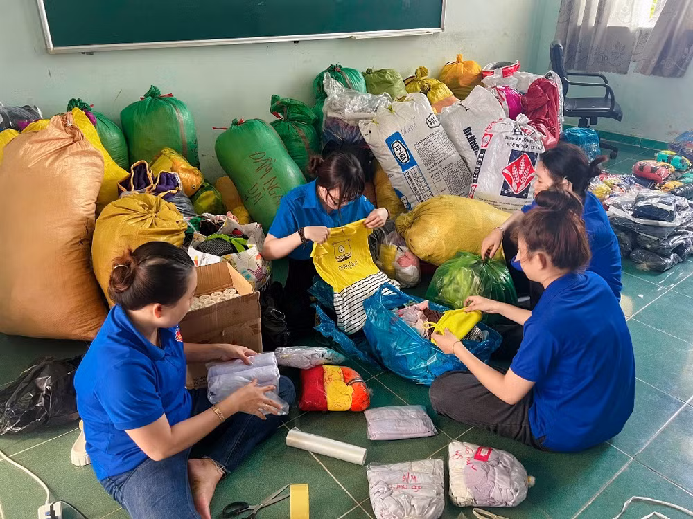 Tuổi trẻ Cà Mau kiểm đếm, phân loại hàng cứu trợ đồng bào bị bão, lũ phía bắc. (Ảnh: Hữu Tùng) Tuổi trẻ Cà Mau kiểm đếm, phân loại hàng cứu trợ đồng bào bị bão, lũ phía bắc. (Ảnh: Hữu Tùng)