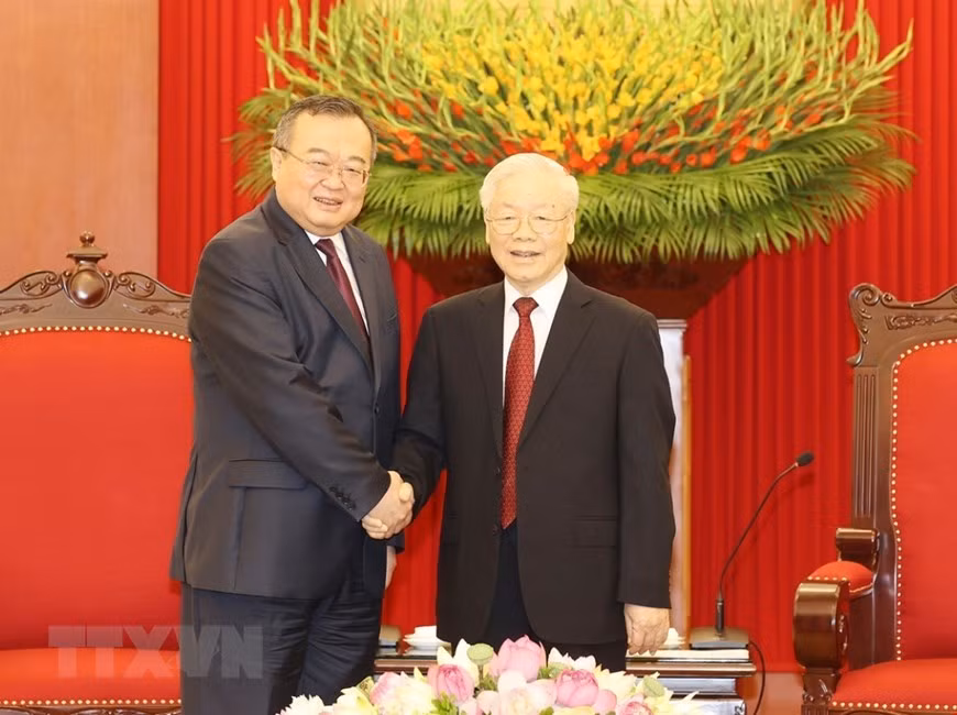 Tổng Bí thư Nguyễn Phú Trọng bắt tay Trưởng Ban Liên lạc Đối ngoại Trung ương Đảng Cộng sản Trung Quốc Lưu Kiến Siêu. (Ảnh: Trí Dũng/TTXVN) Tổng Bí thư Nguyễn Phú Trọng bắt tay Trưởng Ban Liên lạc Đối ngoại Trung ương Đảng Cộng sản Trung Quốc Lưu Kiến Siêu. (Ảnh: Trí Dũng/TTXVN)